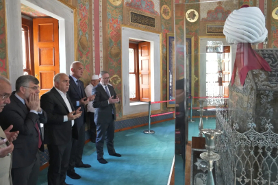 Bakan Ersoy, Fatih Külliyesi Haziresi'ni ziyaret etti
