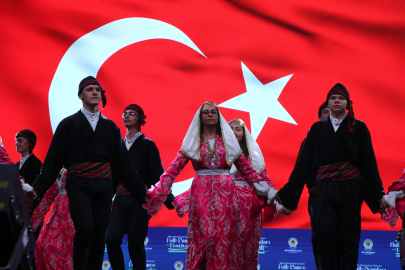 Samsun'da 36'ncı Uluslararası Halk Oyunları Festivali başladı