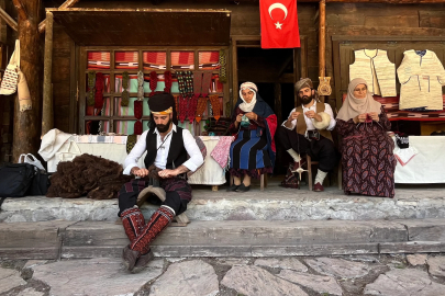 İl il gezerek Hemşin çorabını tanıtıyor
