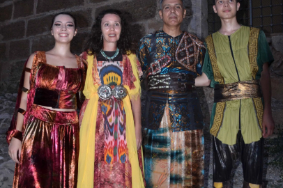 4 kişilik aile, 'Troya' gösterisinde birlikte sahneye çıktı